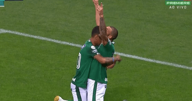 Fernandão comemorando gol do Goiás